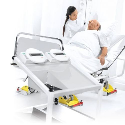 Seca 985 sengevekt og dialysevekt i ett, med praktisk trillebord 